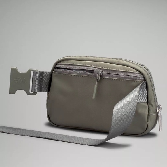 NWT Lululemon Everywhere Belt Bag 1L - Picture 4 of 8